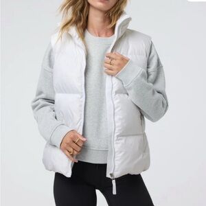NWT Vuori Women’s White Hillside Puffer Vest size Medium - sold out! New is $208